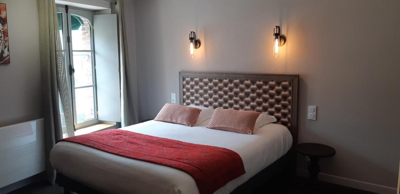 Logis Hotel Le Grand Cerf Ernee Bagian luar foto