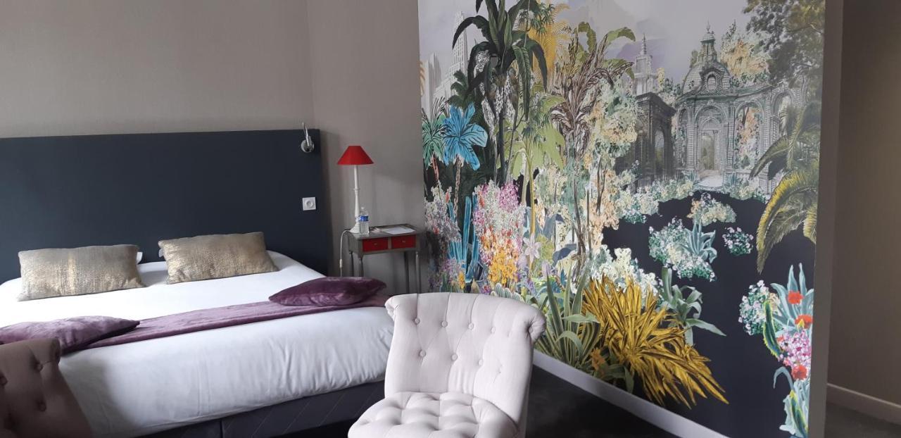 Logis Hotel Le Grand Cerf Ernee Bagian luar foto