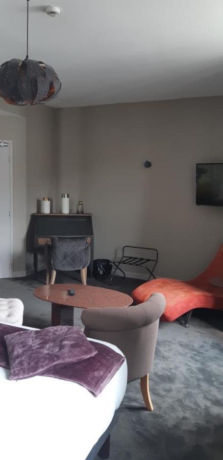 Logis Hotel Le Grand Cerf Ernee Bagian luar foto