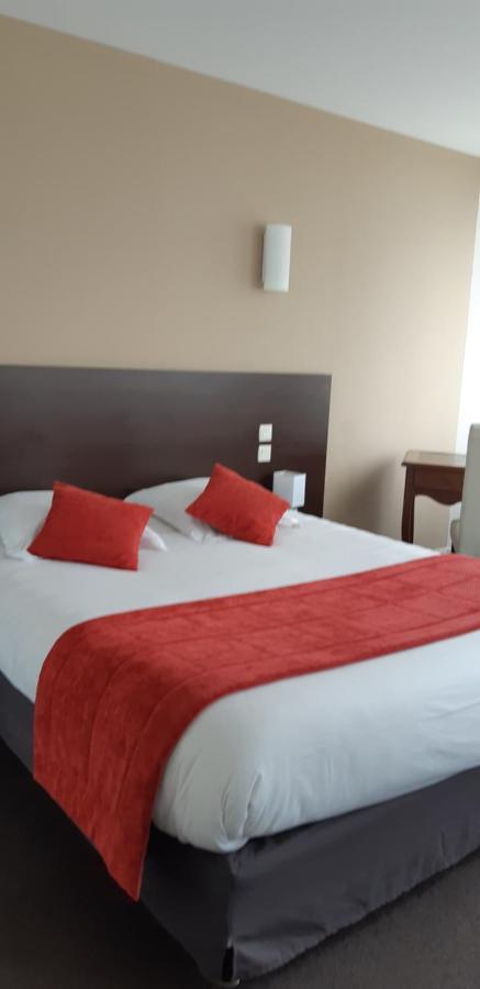 Logis Hotel Le Grand Cerf Ernee Bagian luar foto