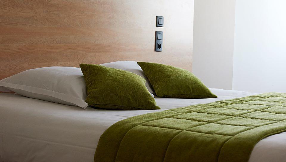 Logis Hotel Le Grand Cerf Ernee Bagian luar foto