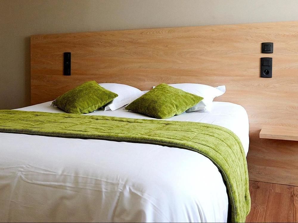 Logis Hotel Le Grand Cerf Ernee Bagian luar foto