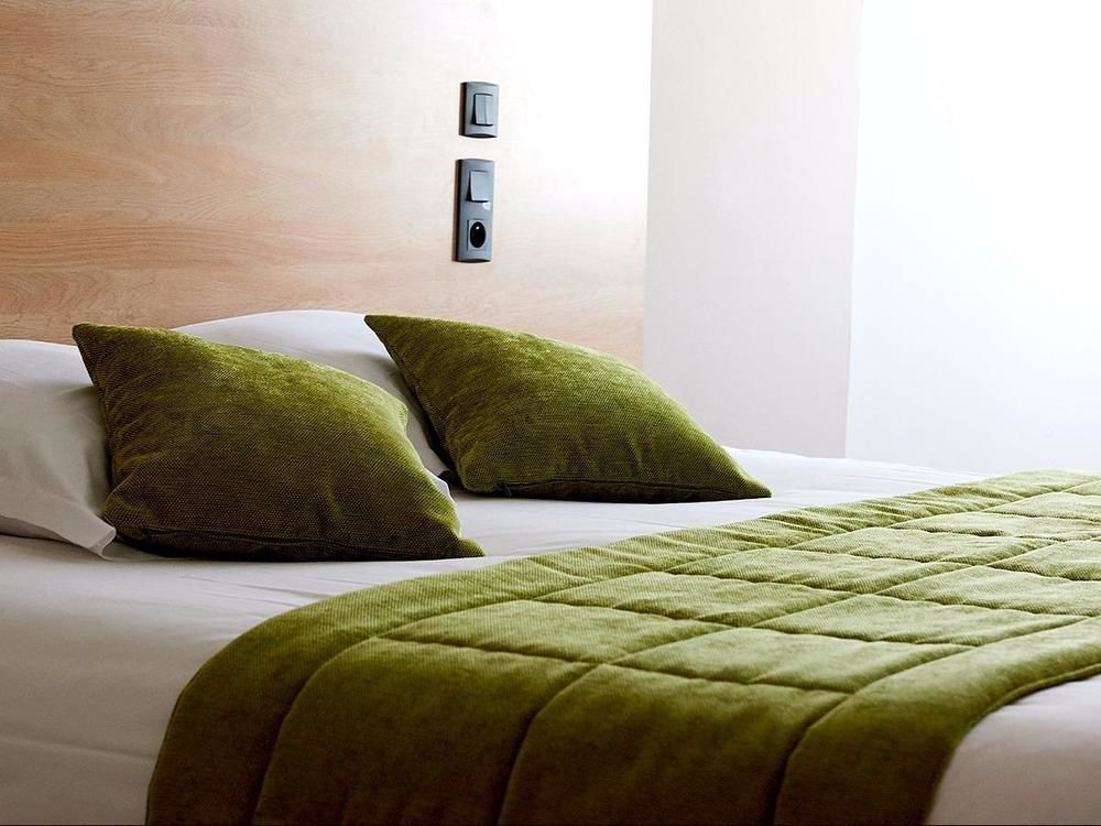 Logis Hotel Le Grand Cerf Ernee Bagian luar foto