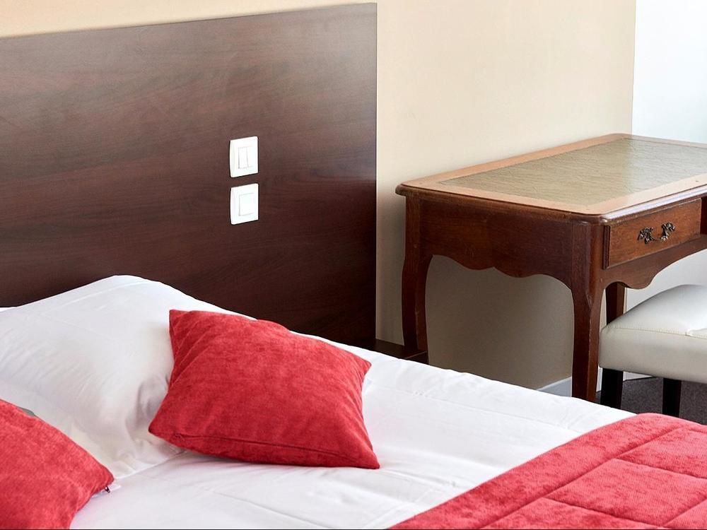 Logis Hotel Le Grand Cerf Ernee Bagian luar foto